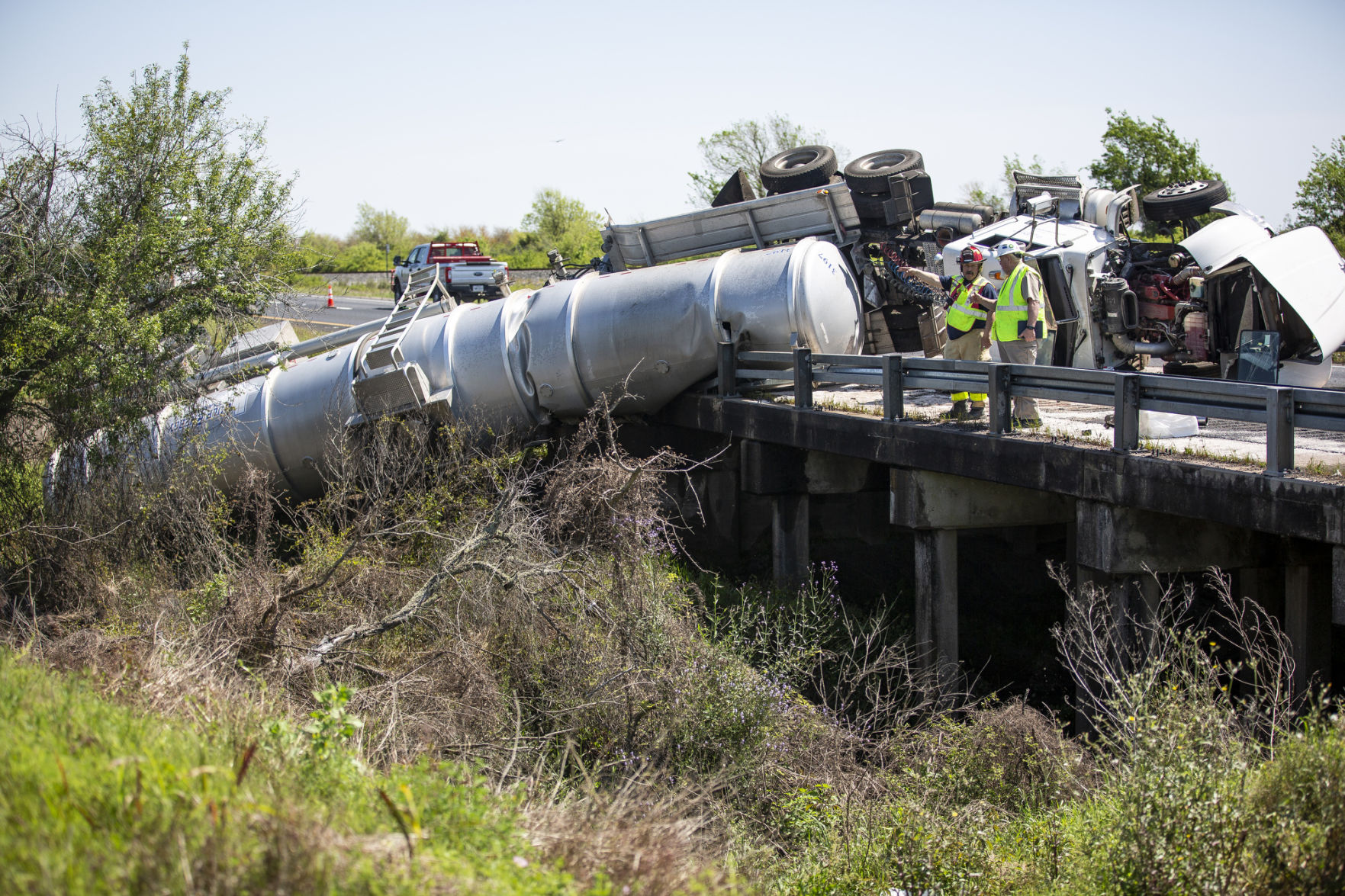 Fuel spill delays northbound traffic on U.S. 59 near Jackson-Victoria county line